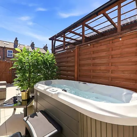 Mayfield 98 Stylish Townhouse With Hot Tub