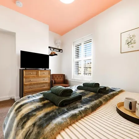 Tatil Evi Mayfield 98 Stylish Townhouse With Hot Tub