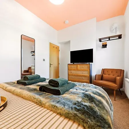 Mayfield 98 Stylish Townhouse With Hot Tub