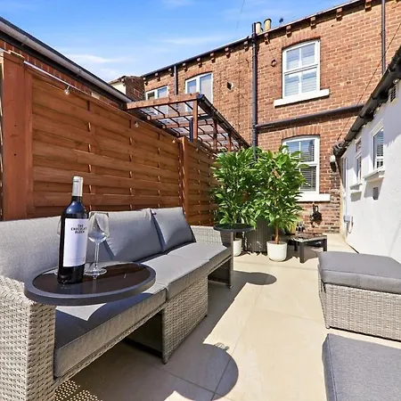 Mayfield 98 Stylish Townhouse With Hot Tub