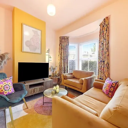 Tatil Evi Mayfield 98 Stylish Townhouse With Hot Tub Harrogate