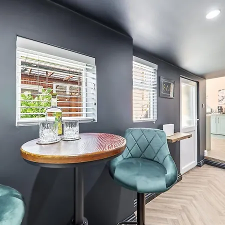 Tatil Evi Mayfield 98 Stylish Townhouse With Hot Tub Harrogate