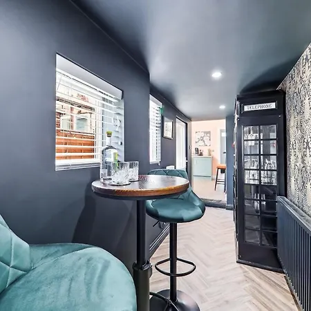 Mayfield 98 Stylish Townhouse With Hot Tub