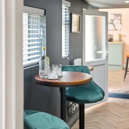 Mayfield 98 Stylish Townhouse With Hot Tub *